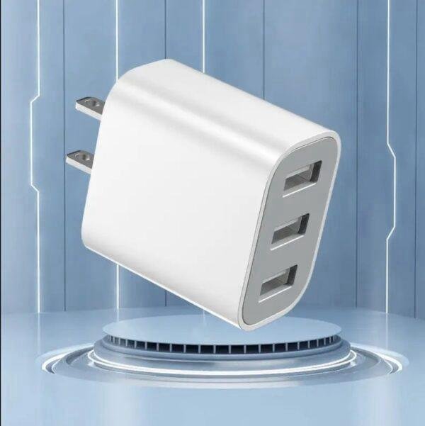 Cargador con tres salidas USB.