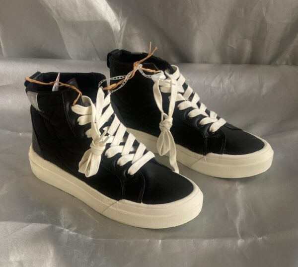 Tenis de Mujer Corte alto.